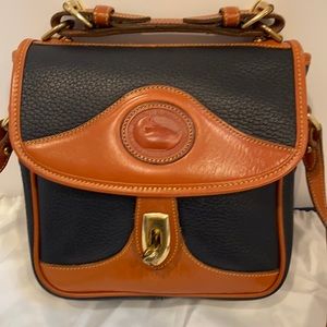 Vintage Dooney & Bourke pebbled leather shoulder bag. Blue.